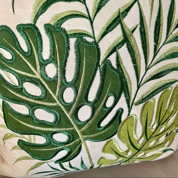 Beautiful throw pillow - Picture 3 of 4